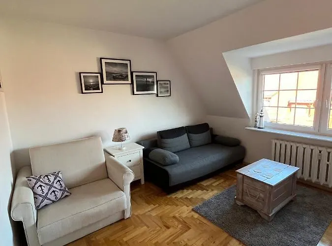 Kolobrzeska Mansarda, Narutowicza 8